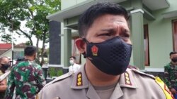 Kapolresta Solo Kombes Ade safri simanjuntak memaparkan update kasus intoleransi sekelompok anak perusak makam di Solo, Kamis (24/6). (Foto: VOA/ Yudha Satriawan)