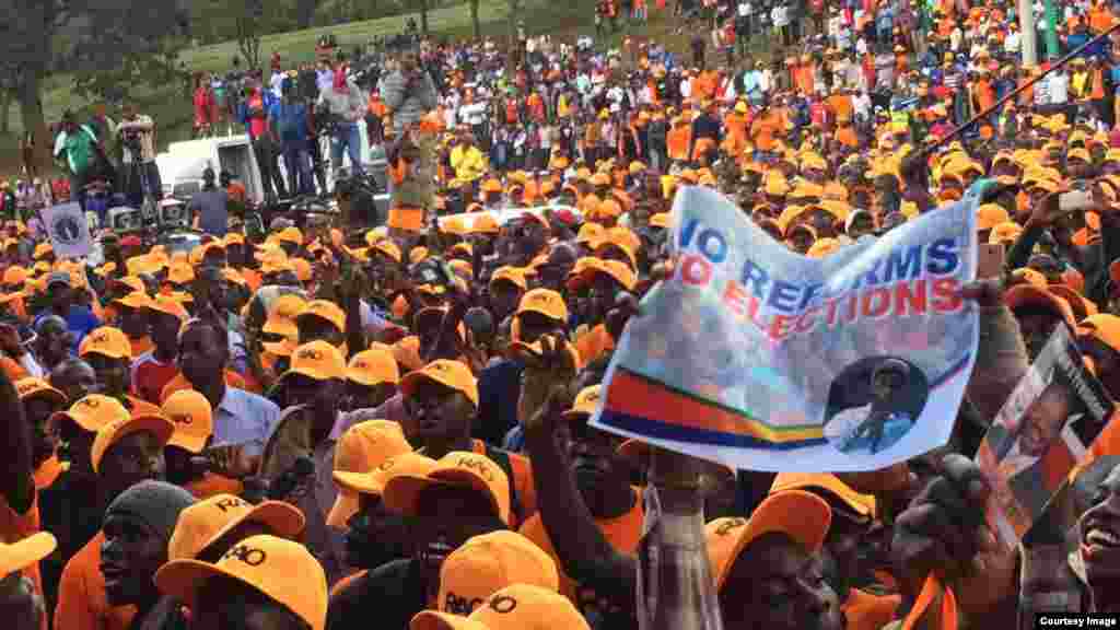 Wafuasi wa Muungano wa Upinzani (NASA) wakishiriki katika mkutano huko Uhuru Park, Nairobi nchini Kenya.