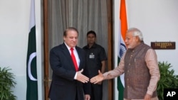 巴基斯坦总理谢里夫和印度总理莫迪（右）在新德里会晤（2014年5月27日）