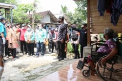 Kunjungan Mensos Tro Rismaharini ke Sumber Glagah, Kabupaten Mojokerto yang menjadi pemukiman orang dengan kusta, awal Januari 2021.(Foto: Courtesy/Kemensos)