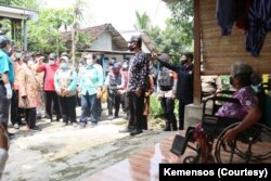 Kunjungan Mensos Tro Rismaharini ke Sumber Glagah, Kabupaten Mojokerto yang menjadi pemukiman orang dengan kusta, awal Januari 2021.(Foto: Courtesy/Kemensos)