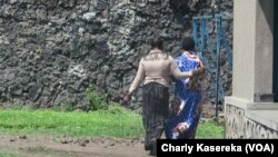 Deux patientes de l’hôpital psychiatrique Tulizo Letu de Goma, en RDC, le 11 octobre 2017. (VOA/Charly Kasereka)