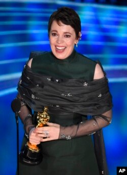 اولیویا کولمن برای بازی در فیلم سوگلی برنده جایزه بهترین هنرپیشه زن شد