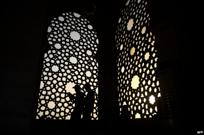 Warga Palestina membaca Al-Quran di masjid al-Khaldi sebelum berbuka puasa selama bulan suci Ramadhan di Kota Gaza pada 30 Mei 2019. (Foto: AFP / Mohammed Abed)