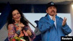 ARSIP - Presiden Nikaragua, Daniel Ortega, dan Wakil Presiden, Rosario Murillo, menyambut para pendukungnya dalam sebuah pawai yang bertema “Kami berpawai untuk perdamaian, dengan iman dan harapan,” di Managua, Nikaragua, 13 Oktober 2018 (foto: Reuters/Oswaldo Rivas)