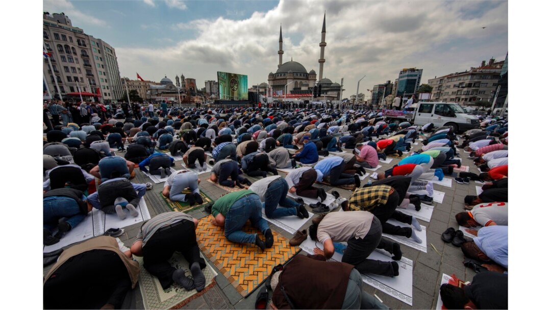 Orang-orang berdoa di luar Masjid Taksim yang baru dibangun di Taksim Square di Istanbul, Jumat, 28 Mei 2021. (Foto: AP)