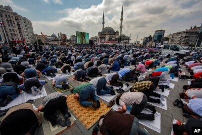 Orang-orang berdoa di luar Masjid Taksim yang baru dibangun di Taksim Square di Istanbul, Jumat, 28 Mei 2021. (Foto: AP)