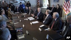 ທ່ານ Joe Biden ຮອງປະທານາທິບໍດີ ສະຫະລັດ ນໍາພາການປະຊຸມ ຄວບຄຸມອາວຸດປືນ ໃນສະຫະລັດ