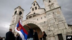 Srpska zastava ispred Srpske pravoslavne crkve u Podgorici, Foto: AP Photo/Darko Vojinovic