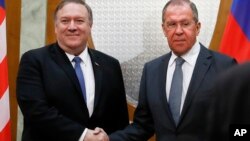 Rukovanje pre razgovora: Majk Pompeo i Sergej Lavrov (Foto: AP/Pavel Golovkin) 