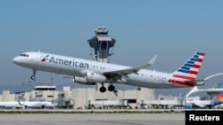Pesawat American Airlines lepas landas dari Bandara Internasional Los Angeles di Los Angeles, California, 28 Maret 2018. (Foto: Reuters)