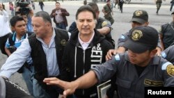 El expresidente guatemalteco Alfonso Portillo (centro) es trasalado en Guatemala para su posterior extradición a Estados Unidos.