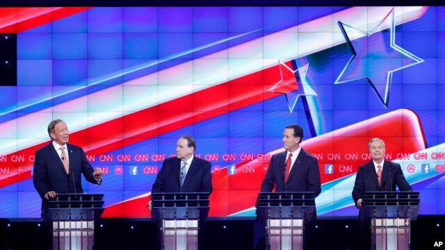 George Pataki, a la izquierda, responde una pregunta mientras Mike Huckabee, Rick Santorum y Lindsey Graham observan en el quinto debate republicano en el Hotel Casino Venetian, en Las Vegas. El debate es moderado por CNN. Dic. 15, 2015