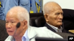 Hai thủ lãnh Khmer Đỏ còn sống Khieu Samphan (trái) và Noun Chea tại toà án.