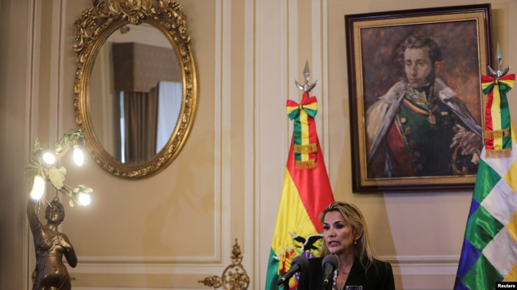 La presidenta interina de Bolivia, Jeanine Añez, habla con la prensa en el palacio presidencial en La Paz el 13 de noviembre de 2019.