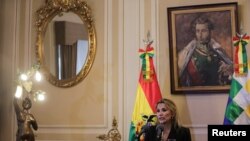 La presidenta interina de Bolivia, Jeanine Añez, habla con la prensa en el palacio presidencial en La Paz el 13 de noviembre de 2019.