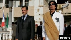 Presiden Perancis Nicolas Sarkozy (kiri) dan Presiden Libya Muammar Gadhafi pada upacara penyambutan kehormatan di Tripoli, Libya, 25 Juli 2007 (foto: ilustrasi). 