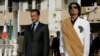 Le président libyen Mouammar Kadhafi (à dr.) et son homologue français Nicolas Sarkozy au palais Bab Azizia à Tripoli, Libye, le 25 juillet 2007. (REUTERS/Pascal Rossignol/archives)