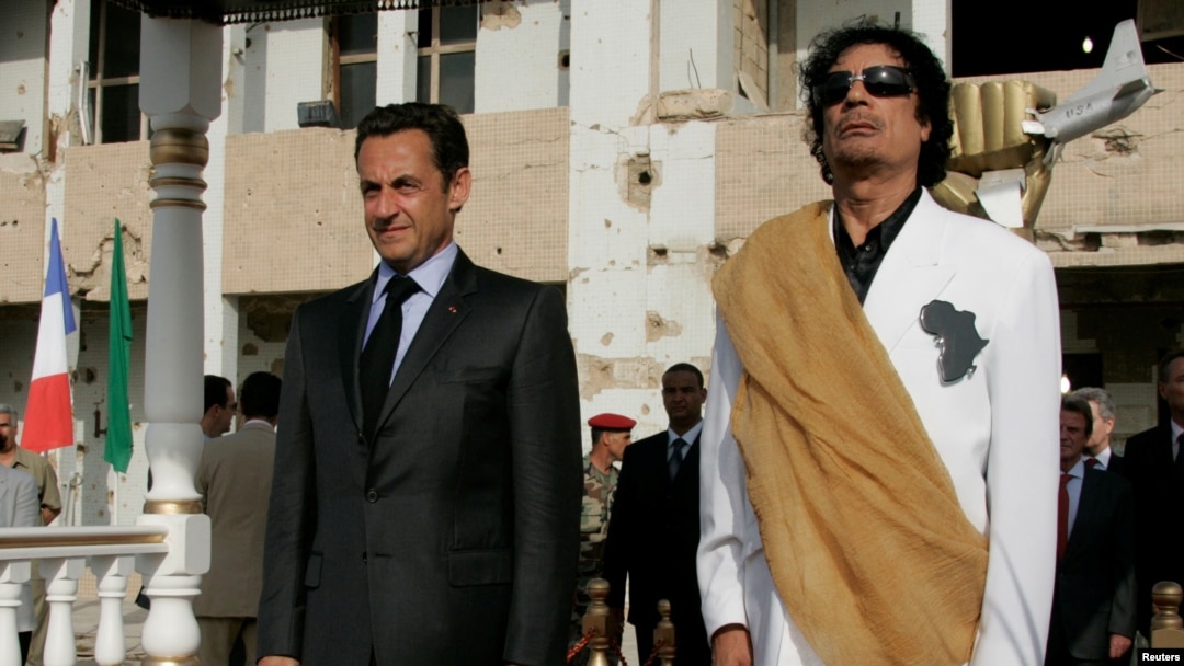 Arhiva - Libijski predsednik Moamer el Gadafi, desno, i njegov francuski kolega Nikola Sarkozi slušaju nacionalnu himnu u palati Bab Azizia u Tropoliju, 25. jula 2007.