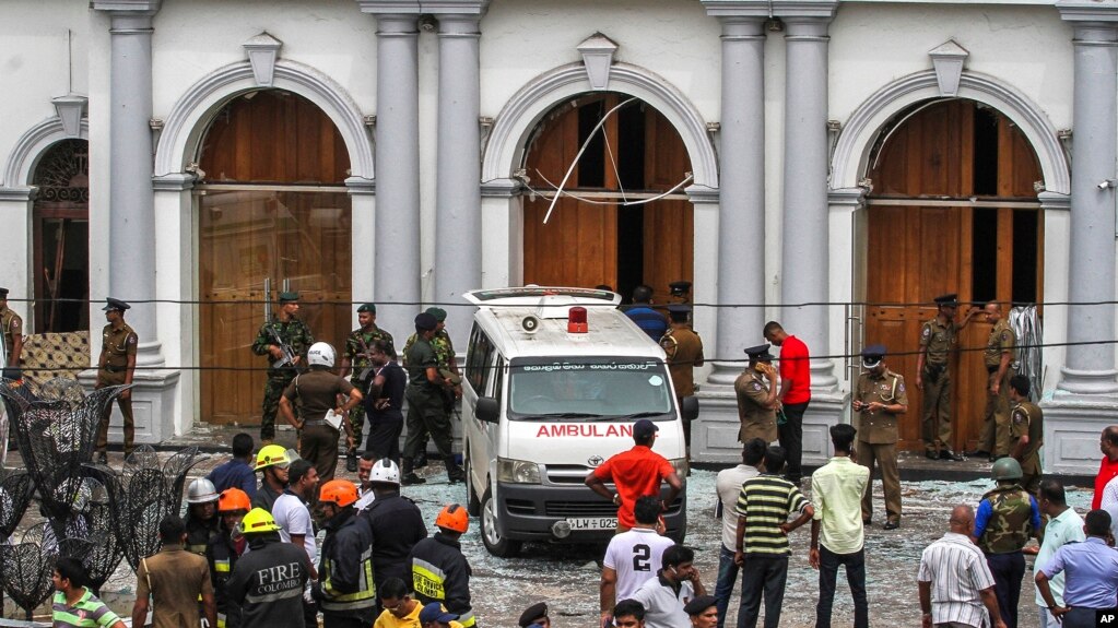 Situasi di Gereja St. Anthony di Kolombo, Sri Lanka, Minggu, 21 April, setelah ledakan bom.