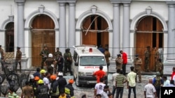 Soldados de Sri Lanka aseguran el área que rodea la iglesia de St. Anthony luego de una explosión el domingo 21 de abril de 2019.