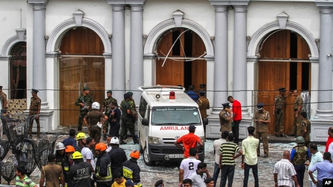 Soldados de Sri Lanka aseguran el área que rodea la iglesia de St. Anthony luego de una explosión el domingo 21 de abril de 2019.