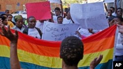 Des femmes protestent contre la peine de prison de 14 ans donnée à deux hommes sous le coup de la loi anti-gay au Malawi, dans la ville de Cape Town, Afrique du sud, le 20 mai 2010.