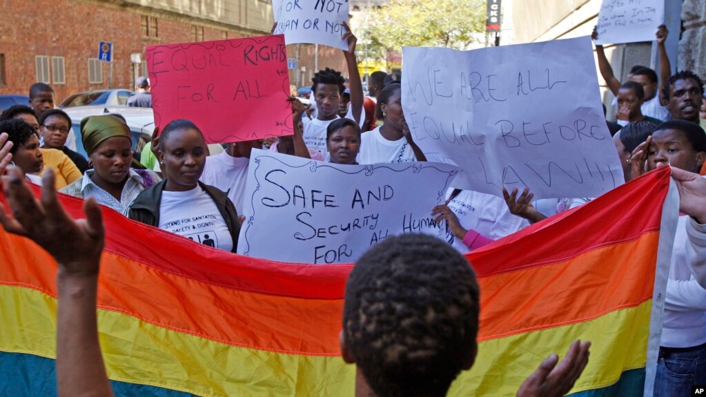 Maandamano nchini Malawi yakupinga kifungo kilichotolewa kwa mtu aliyekuwa anadaiwa kujihusisha na ushoga nchini Malawi, 2010.