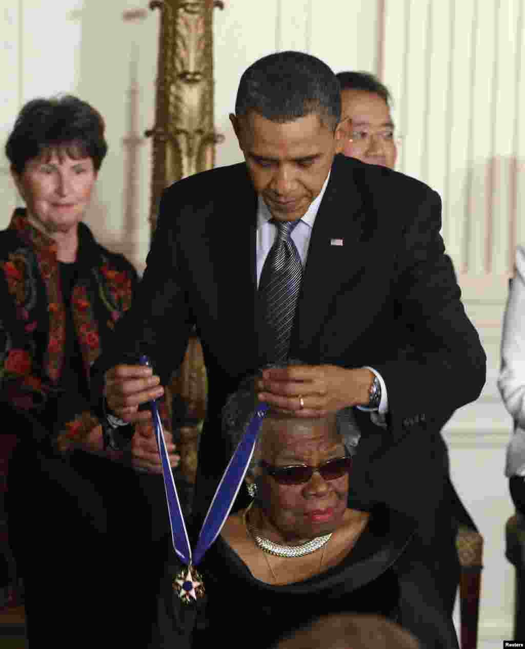 Maya Angelou recebe a medalha da Liberdade do Presidente americano Barack Obama na Casa Branca, Fev. 15, 2011.