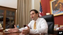 El senador Marco Rubio vuelve a apoyar una reforma migratoria con seguridad fronteriza y legalización.