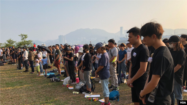 香港示威者星期天（10月27日）折纸鹤悼亡灵。