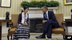 Presiden AS Barack Obama saat menerima Aung San Suu Kyi di Gedung Putih (19/9). Obama dipastikan akan mengunjungi Burma bulan ini.