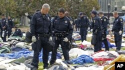 Καλιφόρνια: Διαδηλωτές απομακρύνονται από την πλατεία του δημαρχείου της Όκλαντ