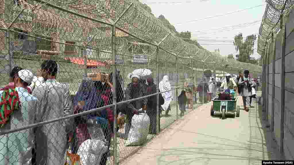 On the left, a long line of people crossing over to Afghanistan. On the right, very few coming from Afghanistan.