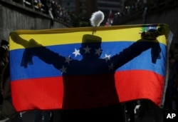 Venesuelada Nikolas Maduro hakimiyyətinə qarşı etiraz dalğası əsnasında yüzdən çox adam həlak olub.