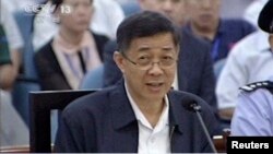 2013年8月24日薄熙来在济南中级法院上进行答辩。（路透社截图）