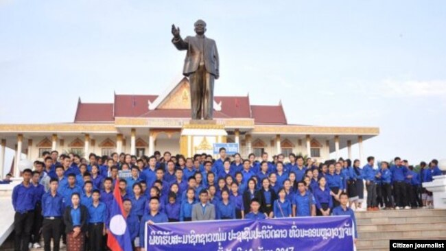 ບັນດາສະມາຊິກ ຊາວໜຸ່ມປະຕິວັດລາວ ພາກັນຖ່າຍຮູ້ບຢູ່ຕໍ່ໜ້າ ພິພິທະພັນ ທ່ານ ໄກສອນ ພົມວິຫານ