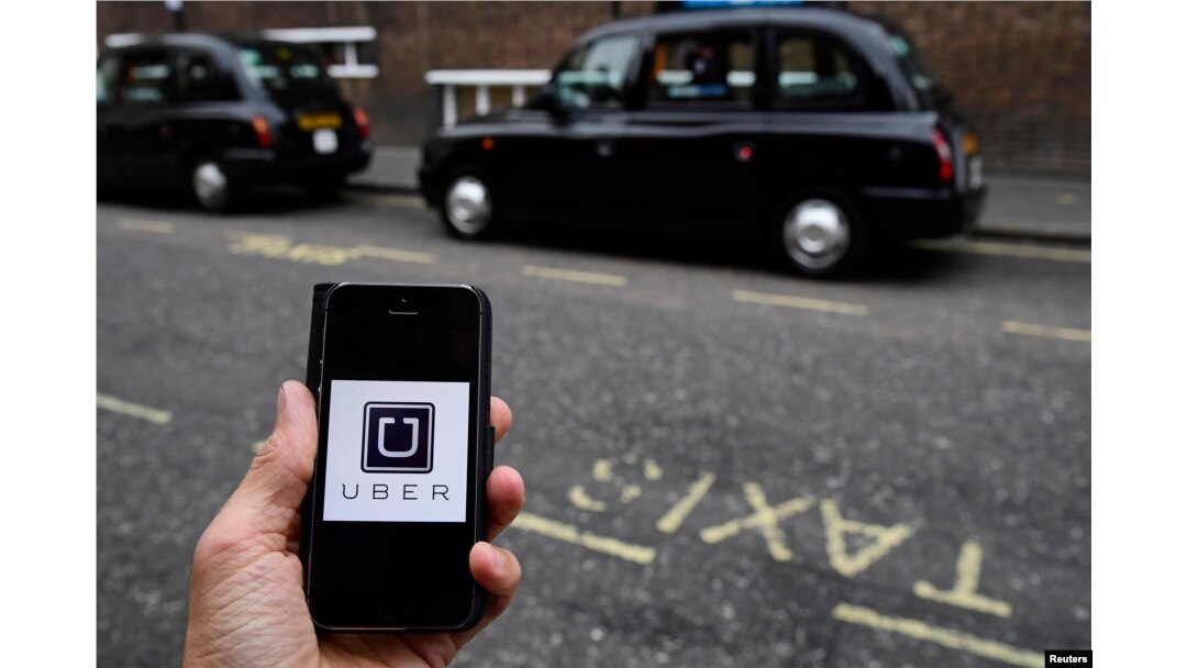 Ilustrasi - Pemesanan armada layanan antar penumpang melalui aplikasi Uber di Pusat kota London, Inggris, 28 Oktober 2016. (REUTERS/Toby Melville)