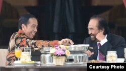 Presiden Joko Widodo menerima kunjungan Ketua Umum Partai Nasdem Surya Paloh di teras Istana Merdeka Jakarta Selasa 22 November 2016. (Foto: Biro Pers Kepresidenan)