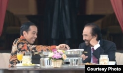 Presiden Joko Widodo menerima kunjungan Ketua Umum Partai Nasdem Surya Paloh di teras Istana Merdeka Jakarta Selasa 22 November 2016. (Foto: Biro Pers Kepresidenan)