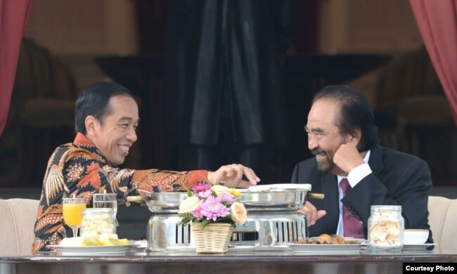 Presiden Joko Widodo menerima kunjungan Ketua Umum Partai Nasdem Surya Paloh di teras Istana Merdeka Jakarta Selasa 22 November 2016. (Foto: Biro Pers Kepresidenan)