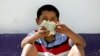 Seorang anak laki-laki yang menjalani perawatan penyalahgunaan narkoba duduk di teras pusat rehabilitasi di Tijuana 13 Mei 2010. (Foto: Reuters)