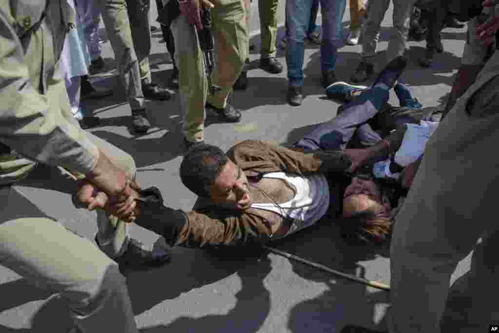 نیروهای پلیس هند، معترض شیعه اهل کشمیر را روی زمین می کشند. تنش بین معترضان و نیروهای پلیس هند افزایش یافته است. مدتهاست کشمیر خواستار جدایی از هند است.