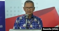 Juru Bicara Pemerintah untuk Penanganan Virus Corona, Achmad Yurianto dan Juru Bicara BNPB Agus Wibowo saat menggelar konferensi pers di Gedung BNPB Jakarta, Rabu, 18 Maret 2020. (Foto: VOA/Sasmito)