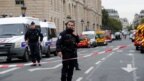 Cảnh sát bên ngoài trụ sở cảnh sát ở Paris hôm 3/10.