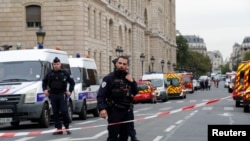 La policía francesa acordona el área donde un hombre armado con un cudhillo mató a cuatro agentes
