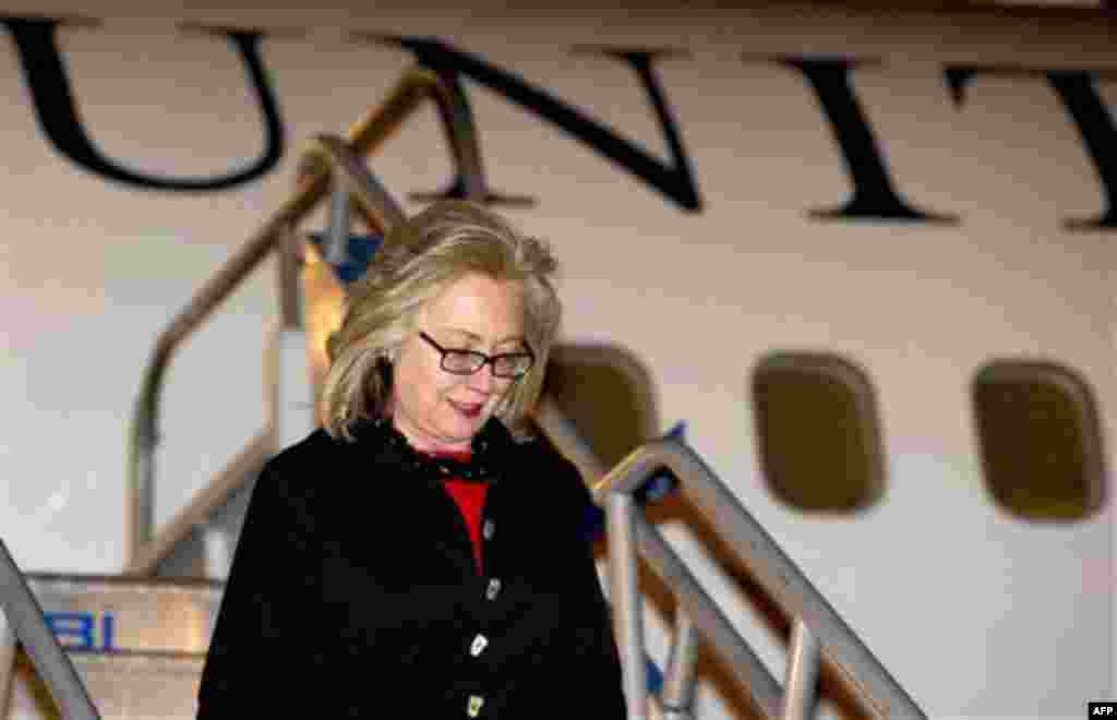 U.S. Secretary of State Hillary Rodham Clinton disembarks from her airplane upon arrival in Istanbul, Turkey, Friday, July 15, 2011, for two days of meetings on Libya. (AP Photo/Saul Loeb, Pool)