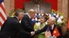 Tổng thống Trump và Tổng bí thư kiêm Chủ tịch nước Nguyễn Phú Trọng tại lễ ký các thỏa thuận thương mại hôm 27/2. Trong ảnh còn có bà Nguyễn Thị Phương Thảo, CEO của hãng hàng không VietJet.