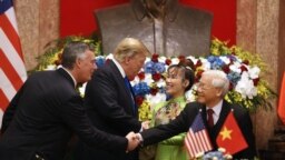 Tổng thống Trump và Tổng bí thư kiêm Chủ tịch nước Nguyễn Phú Trọng tại lễ ký các thỏa thuận thương mại hôm 27/2. Trong ảnh còn có bà Nguyễn Thị Phương Thảo, CEO của hãng hàng không VietJet.