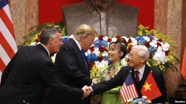 Tổng thống Trump và Tổng bí thư kiêm Chủ tịch nước Nguyễn Phú Trọng tại lễ ký các thỏa thuận thương mại hôm 27/2. Trong ảnh còn có bà Nguyễn Thị Phương Thảo, CEO của hãng hàng không VietJet.